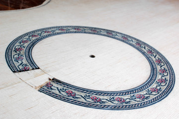 Luthier makes installation rosette classical guitar