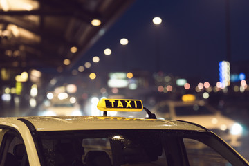 Taxi steht am Straßenrand