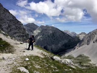 Fototapeta na wymiar Bergwanderer im alpinen Hochgebirge