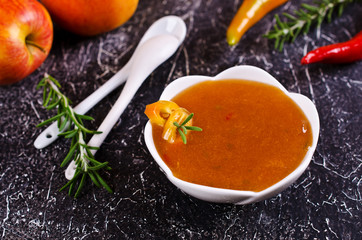 Chutney of apples and hot peppers