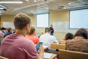 Obraz premium people sitting rear at the business conference