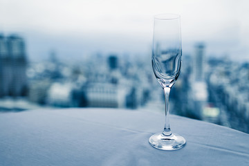 ワイングラスと都会の街並み