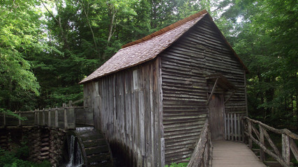 Fototapeta na wymiar Old Mill at Cades Cove in Smoky Mountain NP (USA)