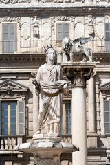 Obraz premium Madonna Verona and winged lion of St Mark, Piazza delle Erbe, Verona, Veneto, Italy