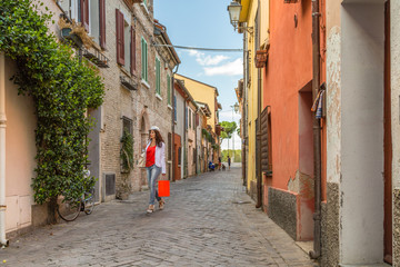Obraz premium tourist walking in fishing village