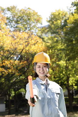 公園にいる作業着を着た女性