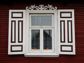Okno z okiennicami