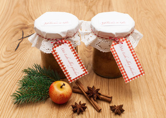 Weihnachtskuchen im Glas auf rustikalem Holzuntergrund