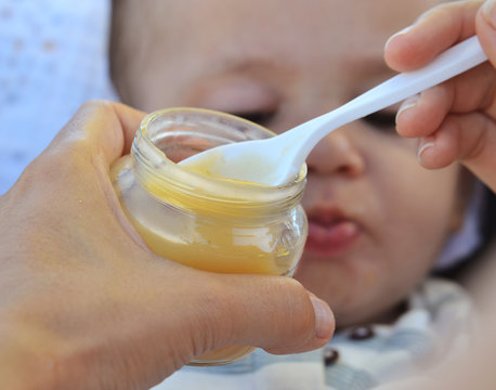 Dando de comer la papilla,compota a un bebe