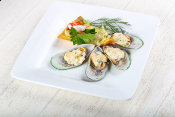 Baked mussels in cream sauce