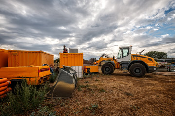 Radlader auf Baustelle mit container
