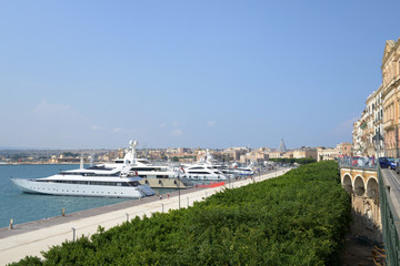 Naklejka premium Yachts dans le port de Syracuse
