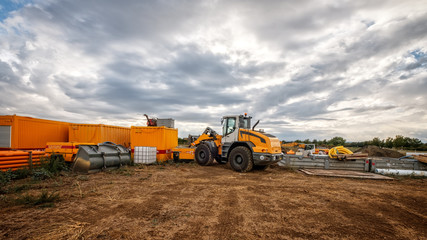 Radlader auf Baustelle mit container