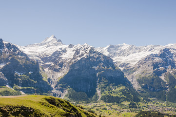 Fototapeta na wymiar Grindelwald, Berner Oberland, Dorf, Alpen, First, Schreckhorn, Eiger, Grindelwaldgletscher, Wanderweg, Sommer, Schweiz