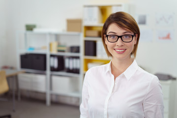junge angestellte im büro