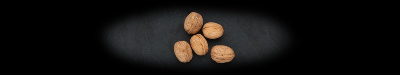 Noix sur fond ardoise de nuit