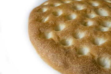 хлеб домашний на белом фоне  