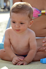 Madre compartiendo con su bebe en la playa.
