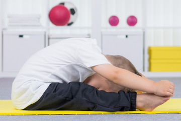 dehnübung auf der gymnastikmatte