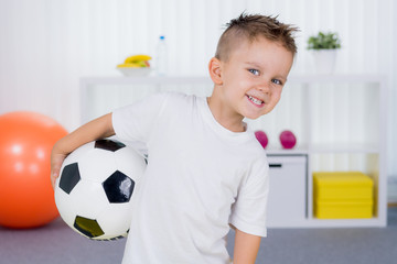 kleiner junge mit fußball © Racle Fotodesign
