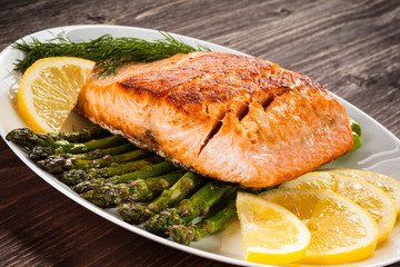 Grilled salmon and asparagus 