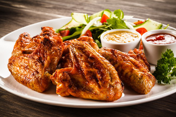 Grilled chicken wings and vegetables 