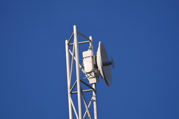 Uni-directional antenna for high-speed data  on the mast.