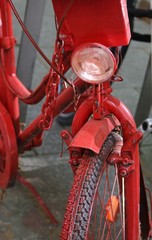 rot lackiertes Fahrrad