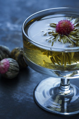 Teeblumen in einem Glas auf einem alten rostigen Backblech