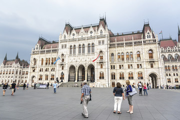 Obraz premium Side view of the hungarian parliament.