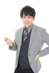 スマートフォンを持つ笑顔のビジネスマン