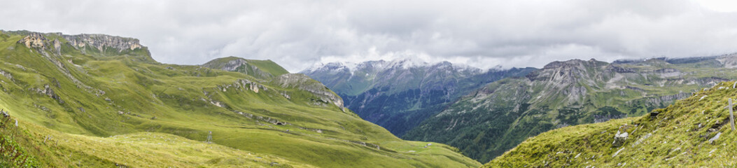 Fototapeta na wymiar Panoramabild der Hochalpen in Österreich Kärnten mit Almwiesen