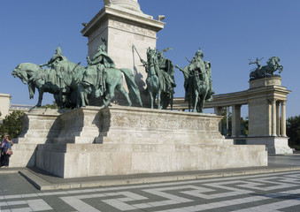 statue
bronze
soldiers
soldiers on horses
sculpture
army
holiday

