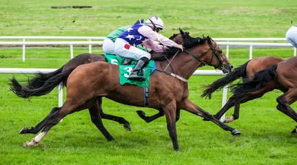 Papier Peint photo Lavable Léquitation Jockeys and race horses running on the track