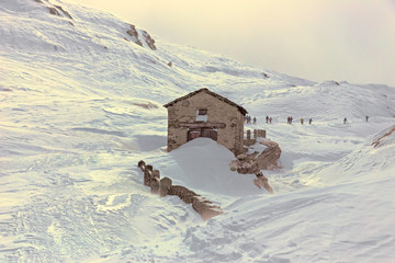 Inverno, Montagna paesaggio innevato con escursionisti.