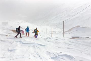 Inverno, Montagna paesaggio innevato con escursionisti.
