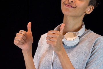 ヘッドフォンを身につける女性（黒バック）