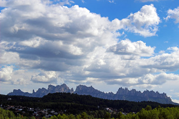 Fototapeta na wymiar Silueta de la montaña de Montserrat en Cataluña, España