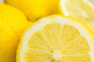 Saftige gelbe Zitronen in der Sommersonne. - 121374054