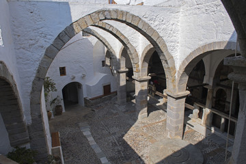 Fototapeta na wymiar Innenhof im Johanneskloster auf der Insel Patmos, Griechenland