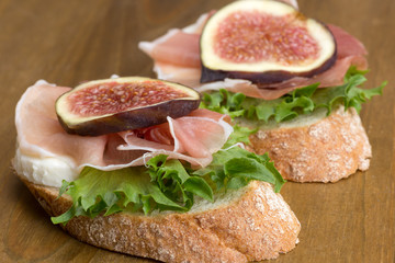 Bruschetta with prosciutto and figs
