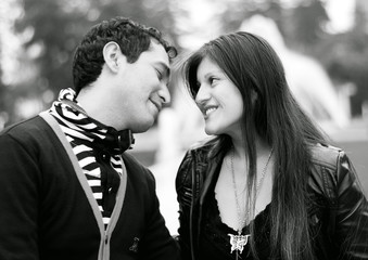 pareja a punto de darse un beso