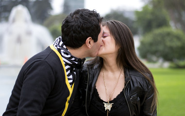lindo beso de pareja en el parque