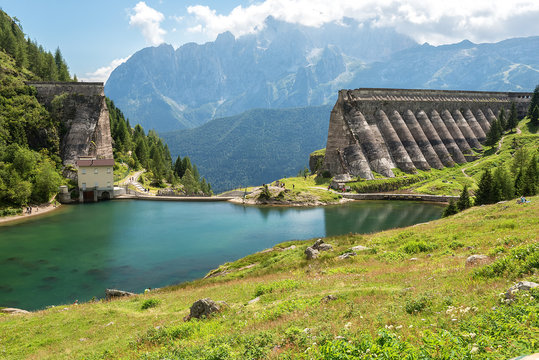 Diga del Gleno con lago