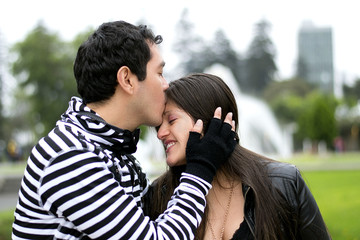 tierna pareja en el parque