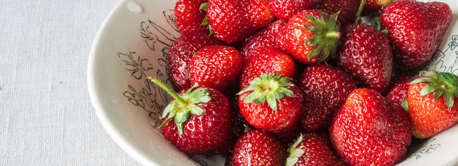 Smaczny i zdrowy deser truskawkowy, świeże smaczne truskawki prosto z ogrodu