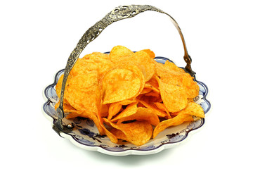 Kartoffelchips isoliert auf weißem Hintergrund