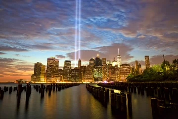 Photo sur Plexiglas Lieux américains Horizon de New York City Manhattan avec Tribute in Light