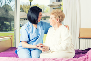 Obraz premium Nurse assisting elder people in a rehab facility gym