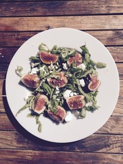 Goat cheese and figs salad